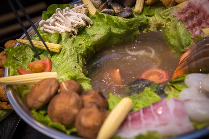 【板橋美食】粉享喫鍋～河粉x火鍋x熱炒｜越南『越式鐵帽鍋』強勢登台～親民價位人多人少吃鍋都能很滿足｜板橋新埔捷運站美食