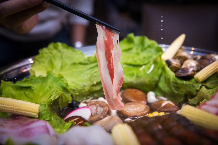 【板橋美食】粉享喫鍋～河粉x火鍋x熱炒｜越南『越式鐵帽鍋』強勢登台～親民價位人多人少吃鍋都能很滿足｜板橋新埔捷運站美食