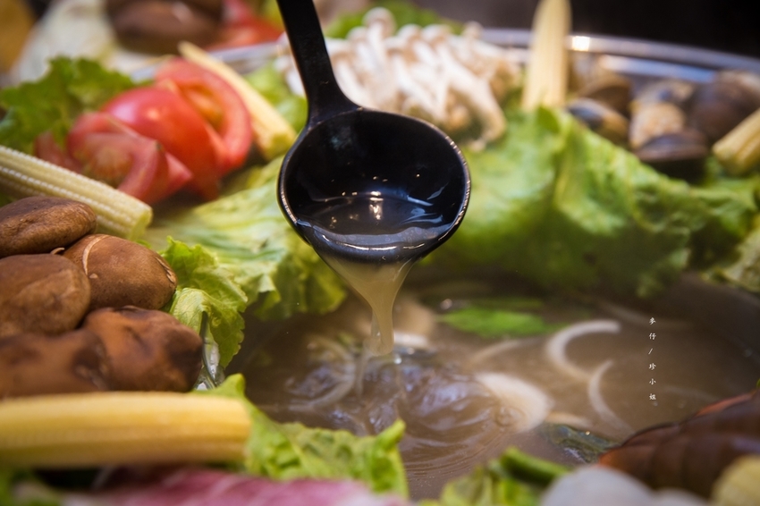 【板橋美食】粉享喫鍋～河粉x火鍋x熱炒｜越南『越式鐵帽鍋』強勢登台～親民價位人多人少吃鍋都能很滿足｜板橋新埔捷運站美食