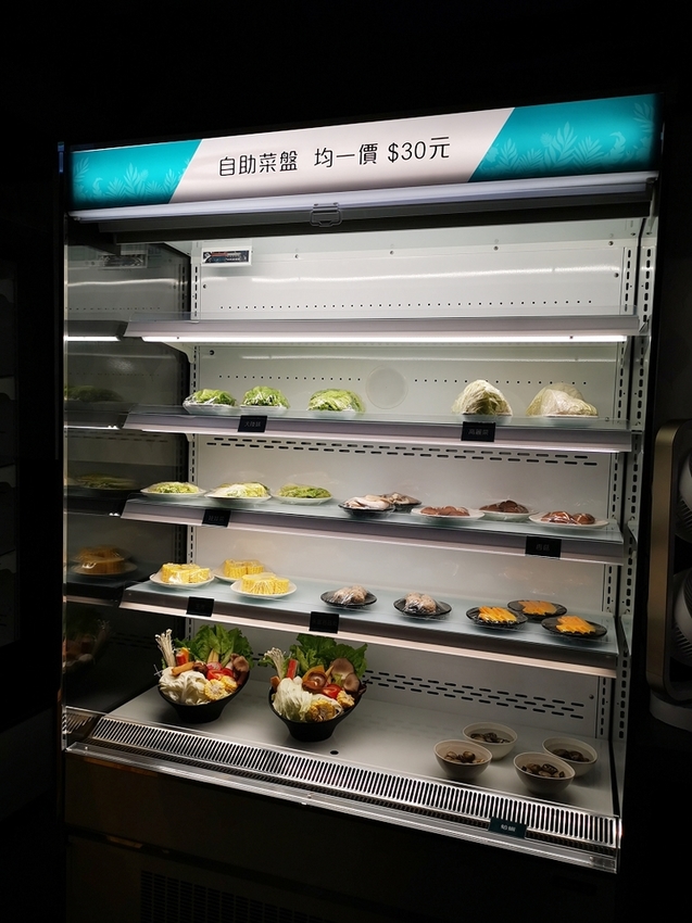 粉享喫鍋，板橋超有特色的越式鐵帽鍋，吃得到乾式熟成牛肉、還能吃熱炒的絕妙搭配