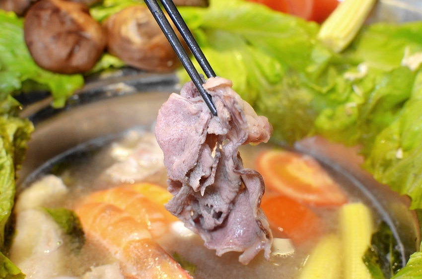 粉享喫鍋，板橋超有特色的越式鐵帽鍋，吃得到乾式熟成牛肉、還能吃熱炒的絕妙搭配