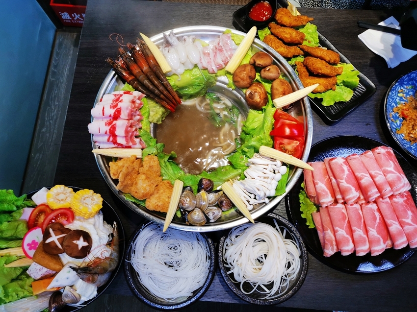 粉享喫鍋，板橋超有特色的越式鐵帽鍋，吃得到乾式熟成牛肉、還能吃熱炒的絕妙搭配