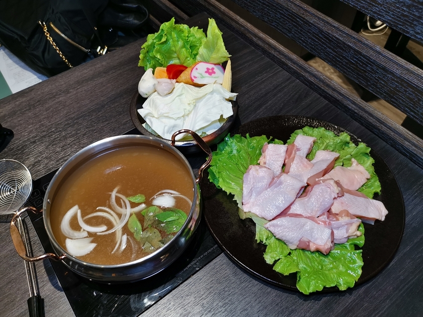 粉享喫鍋，板橋超有特色的越式鐵帽鍋，吃得到乾式熟成牛肉、還能吃熱炒的絕妙搭配