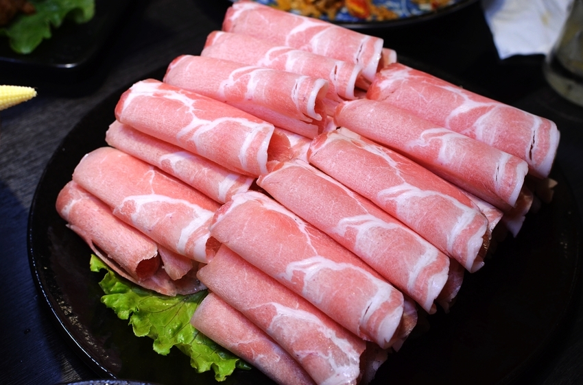 粉享喫鍋，板橋超有特色的越式鐵帽鍋，吃得到乾式熟成牛肉、還能吃熱炒的絕妙搭配