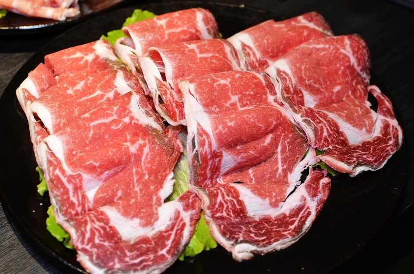 粉享喫鍋，板橋超有特色的越式鐵帽鍋，吃得到乾式熟成牛肉、還能吃熱炒的絕妙搭配