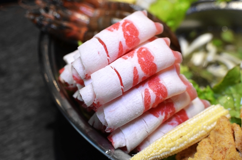 粉享喫鍋，板橋超有特色的越式鐵帽鍋，吃得到乾式熟成牛肉、還能吃熱炒的絕妙搭配