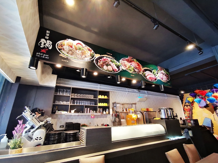 粉享喫鍋，板橋超有特色的越式鐵帽鍋，吃得到乾式熟成牛肉、還能吃熱炒的絕妙搭配