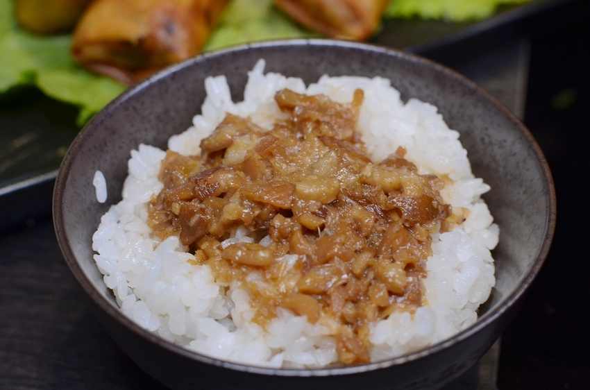 粉享喫鍋，板橋超有特色的越式鐵帽鍋，吃得到乾式熟成牛肉、還能吃熱炒的絕妙搭配