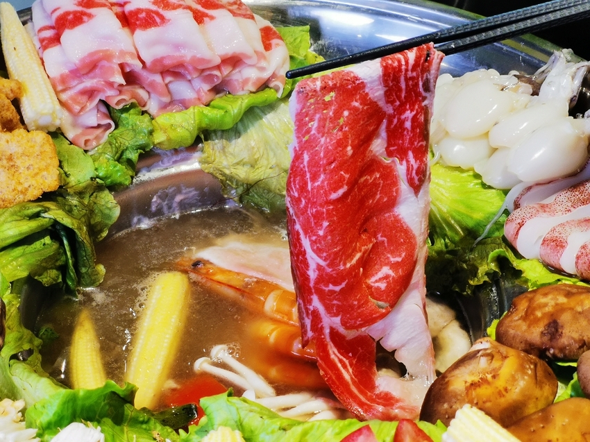 粉享喫鍋，板橋超有特色的越式鐵帽鍋，吃得到乾式熟成牛肉、還能吃熱炒的絕妙搭配
