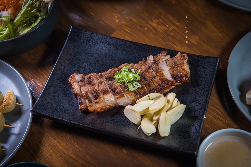 麥仔食。台北｜4AM柒日 酒食处｜炭火燒烤專門店~深夜食堂越夜越有吸引力｜松山區美食推薦