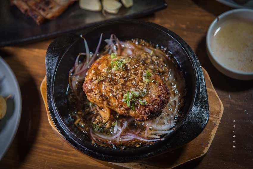 麥仔食。台北｜4AM柒日 酒食处｜炭火燒烤專門店~深夜食堂越夜越有吸引力｜松山區美食推薦