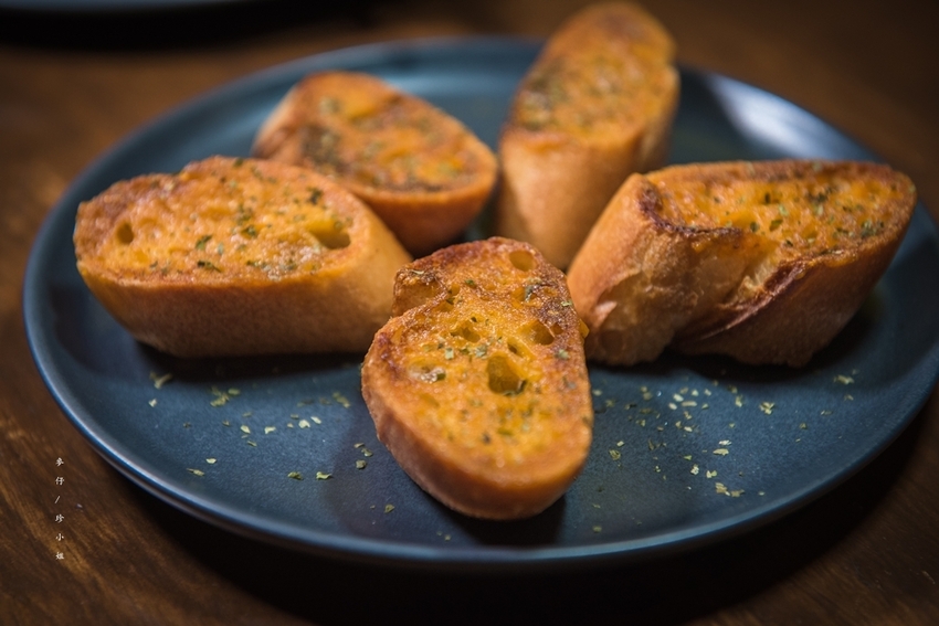 麥仔食。台北｜4AM柒日 酒食处｜炭火燒烤專門店~深夜食堂越夜越有吸引力｜松山區美食推薦