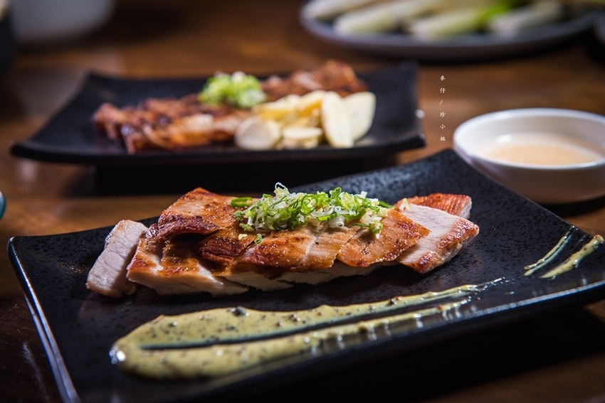 麥仔食。台北｜4AM柒日 酒食处｜炭火燒烤專門店~深夜食堂越夜越有吸引力｜松山區美食推薦