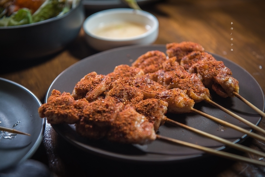 麥仔食。台北｜4AM柒日 酒食处｜炭火燒烤專門店~深夜食堂越夜越有吸引力｜松山區美食推薦
