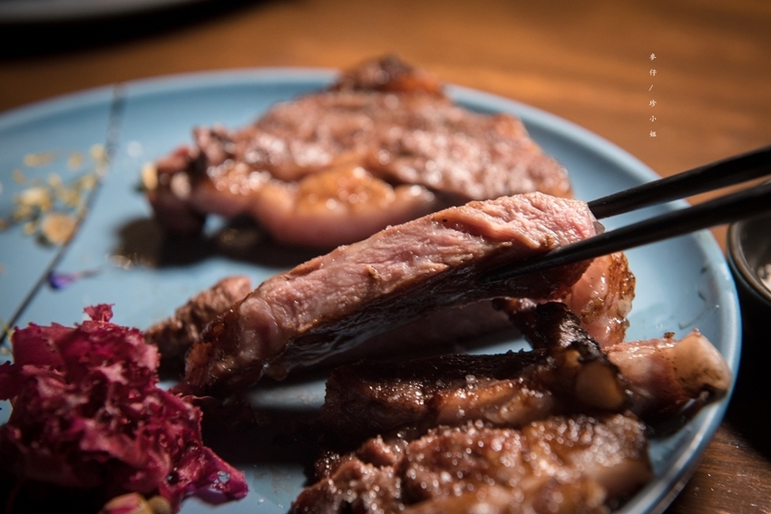 麥仔食。台北｜4AM柒日 酒食处｜炭火燒烤專門店~深夜食堂越夜越有吸引力｜松山區美食推薦