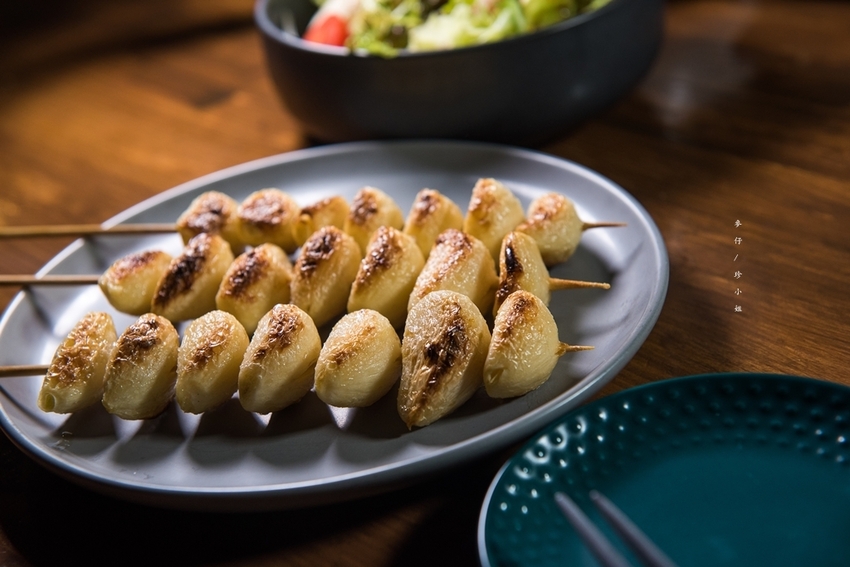 麥仔食。台北｜4AM柒日 酒食处｜炭火燒烤專門店~深夜食堂越夜越有吸引力｜松山區美食推薦