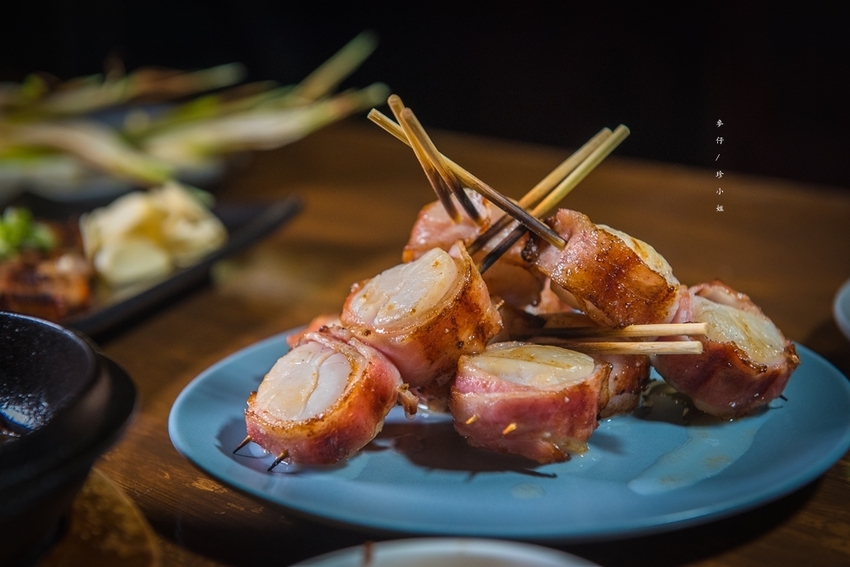 麥仔食。台北｜4AM柒日 酒食处｜炭火燒烤專門店~深夜食堂越夜越有吸引力｜松山區美食推薦