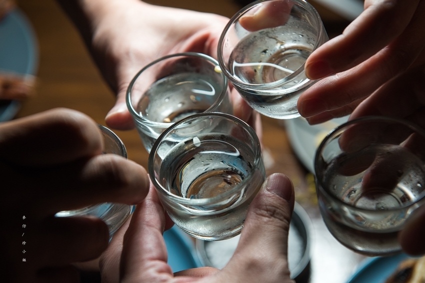 麥仔食。台北｜4AM柒日 酒食处｜炭火燒烤專門店~深夜食堂越夜越有吸引力｜松山區美食推薦
