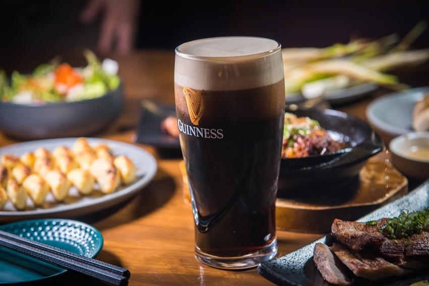 麥仔食。台北｜4AM柒日 酒食处｜炭火燒烤專門店~深夜食堂越夜越有吸引力｜松山區美食推薦