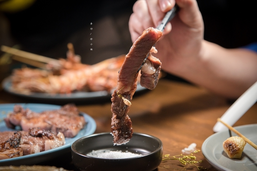 麥仔食。台北｜4AM柒日 酒食处｜炭火燒烤專門店~深夜食堂越夜越有吸引力｜松山區美食推薦