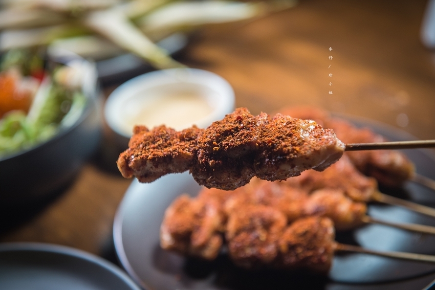 麥仔食。台北｜4AM柒日 酒食处｜炭火燒烤專門店~深夜食堂越夜越有吸引力｜松山區美食推薦