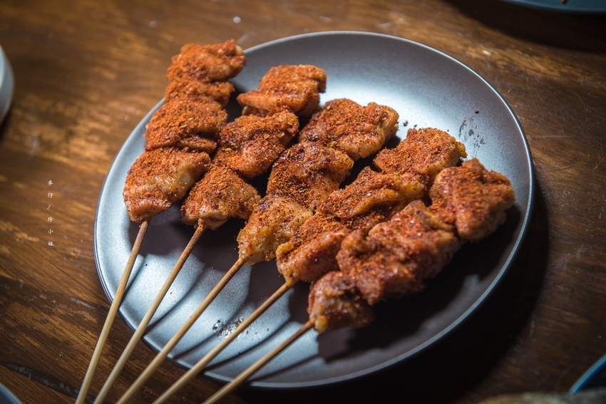 麥仔食。台北｜4AM柒日 酒食处｜炭火燒烤專門店~深夜食堂越夜越有吸引力｜松山區美食推薦