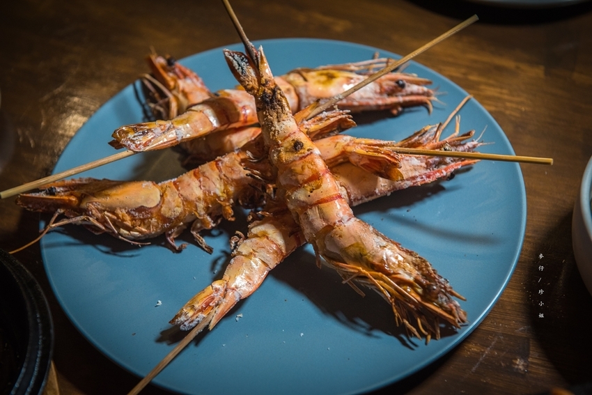 麥仔食。台北｜4AM柒日 酒食处｜炭火燒烤專門店~深夜食堂越夜越有吸引力｜松山區美食推薦