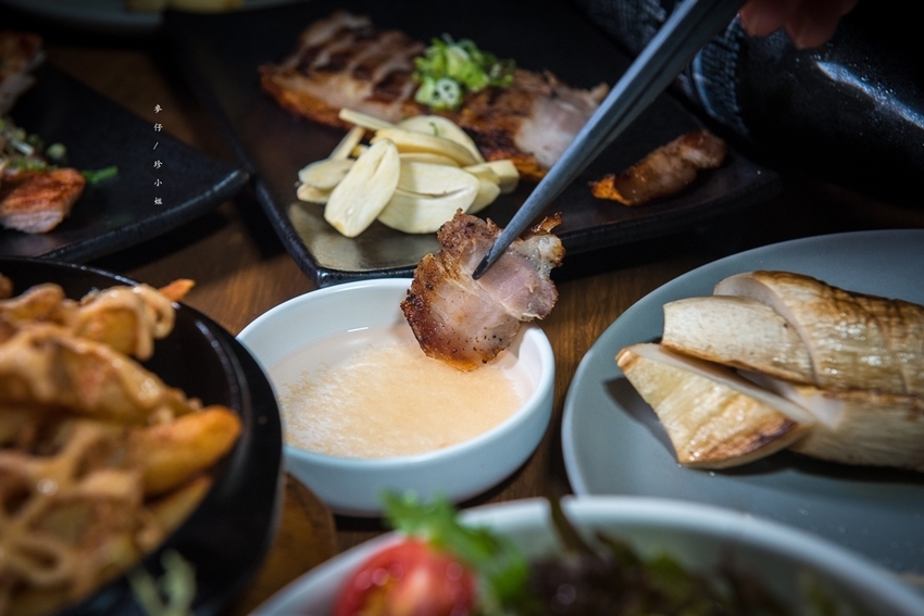 麥仔食。台北｜4AM柒日 酒食处｜炭火燒烤專門店~深夜食堂越夜越有吸引力｜松山區美食推薦