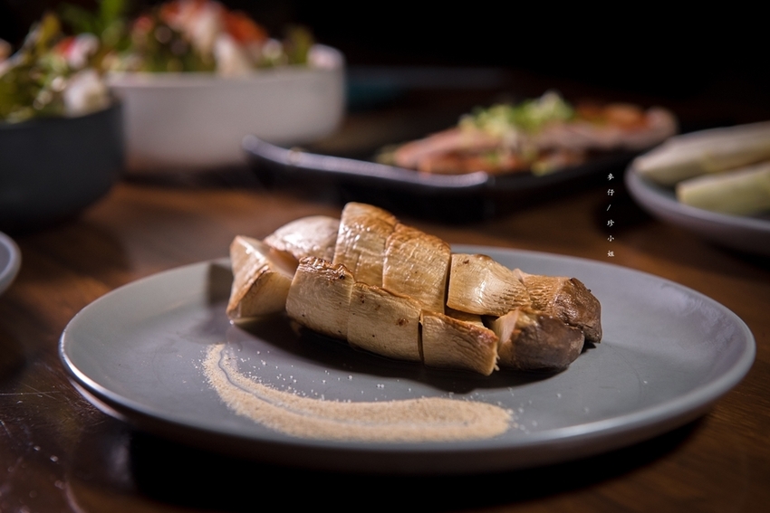 麥仔食。台北｜4AM柒日 酒食处｜炭火燒烤專門店~深夜食堂越夜越有吸引力｜松山區美食推薦