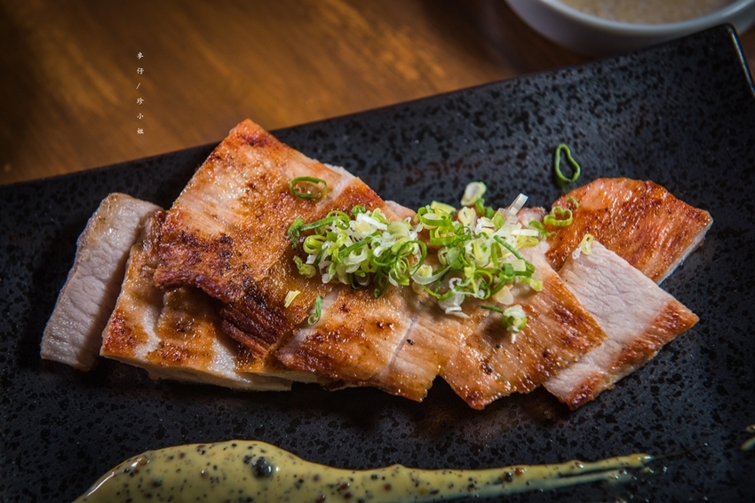 麥仔食。台北｜4AM柒日 酒食处｜炭火燒烤專門店~深夜食堂越夜越有吸引力｜松山區美食推薦