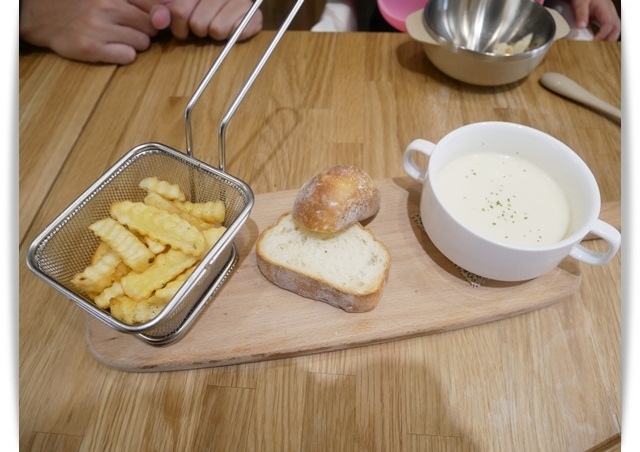 好美的「Zone Café 弄咖啡親子餐廳」時尚露營野餐風 ♡