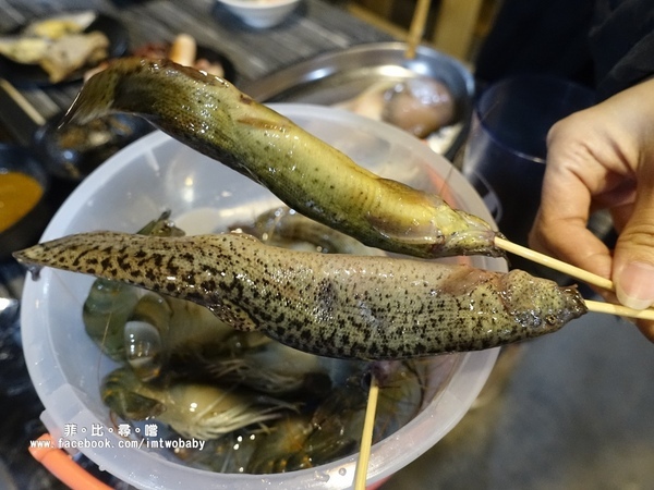 海寶城複合式碳烤(新北五股店)：海寶城複合式碳烤 新北五股店 碳烤/活海鮮/火鍋吃到飽 泰國蝦、泥鰍、活魚、活蟹各式高檔海鮮吃爽爽！