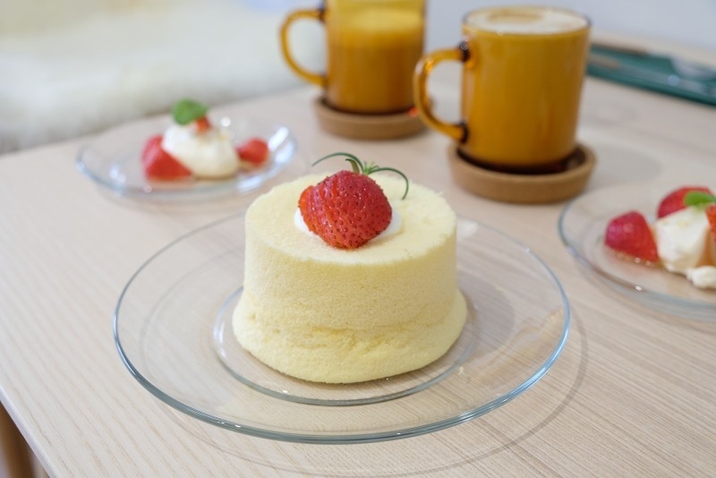 【板橋｜板橋站】A Patisserie 安 甜點＿外酥內軟的開心果磅蛋糕讓人洋溢幸福的微笑＿巷弄內的潔白文青咖啡廳