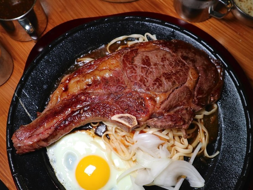 19號倉庫鐵板牛排 新新營店：台南新營店更新2.0版，迷你自助吧-濃湯.珍珠奶茶.生菜沙拉.吐司.可口可樂機吃到飽喝到飽，全新裝潢夢幻工業風好看又好拍｜台南新營聚餐餐廳.新營牛排館推薦 - 進食的巨鼠