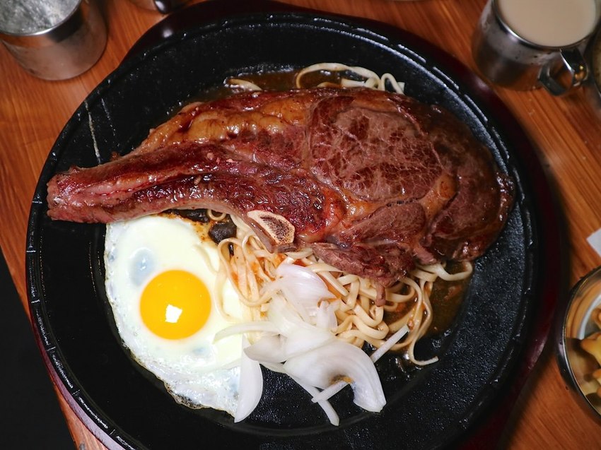 19號倉庫鐵板牛排 新新營店：台南新營店更新2.0版，迷你自助吧-濃湯.珍珠奶茶.生菜沙拉.吐司.可口可樂機吃到飽喝到飽，全新裝潢夢幻工業風好看又好拍｜台南新營聚餐餐廳.新營牛排館推薦 - 進食的巨鼠