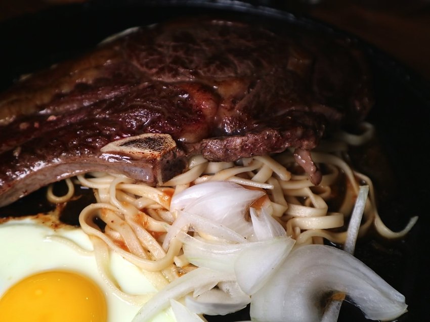 19號倉庫鐵板牛排 新新營店：台南新營店更新2.0版，迷你自助吧-濃湯.珍珠奶茶.生菜沙拉.吐司.可口可樂機吃到飽喝到飽，全新裝潢夢幻工業風好看又好拍｜台南新營聚餐餐廳.新營牛排館推薦 - 進食的巨鼠