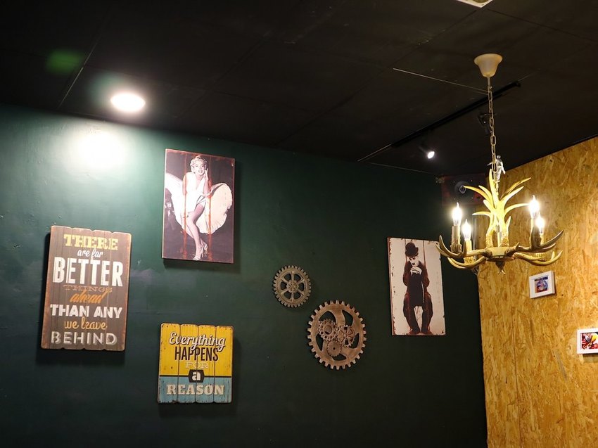 19號倉庫鐵板牛排 新新營店：台南新營店更新2.0版，迷你自助吧-濃湯.珍珠奶茶.生菜沙拉.吐司.可口可樂機吃到飽喝到飽，全新裝潢夢幻工業風好看又好拍｜台南新營聚餐餐廳.新營牛排館推薦 - 進食的巨鼠