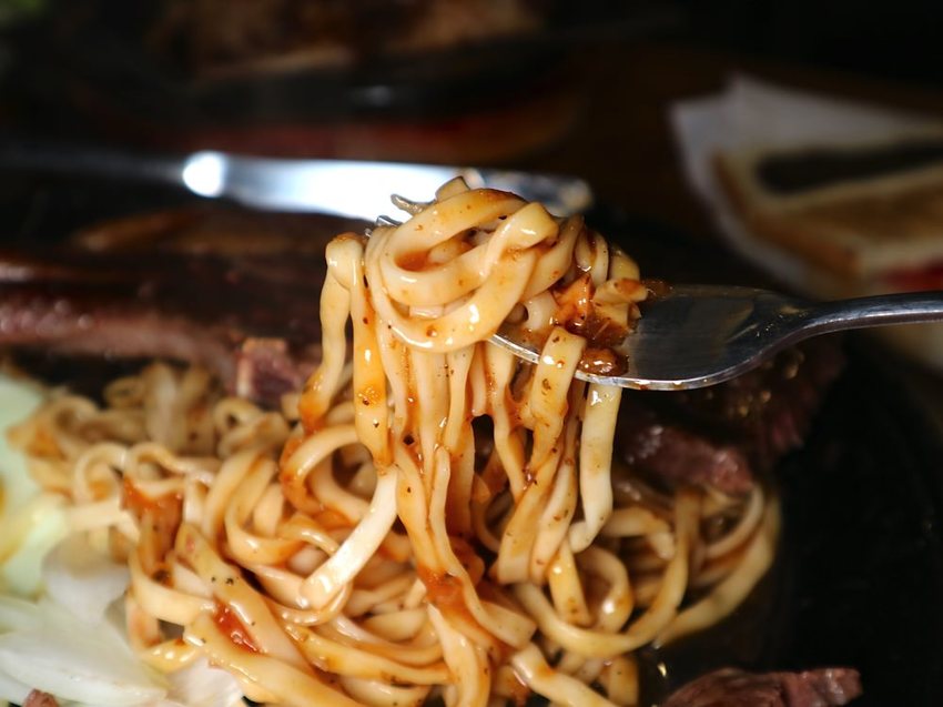 19號倉庫鐵板牛排 新新營店：台南新營店更新2.0版，迷你自助吧-濃湯.珍珠奶茶.生菜沙拉.吐司.可口可樂機吃到飽喝到飽，全新裝潢夢幻工業風好看又好拍｜台南新營聚餐餐廳.新營牛排館推薦 - 進食的巨鼠