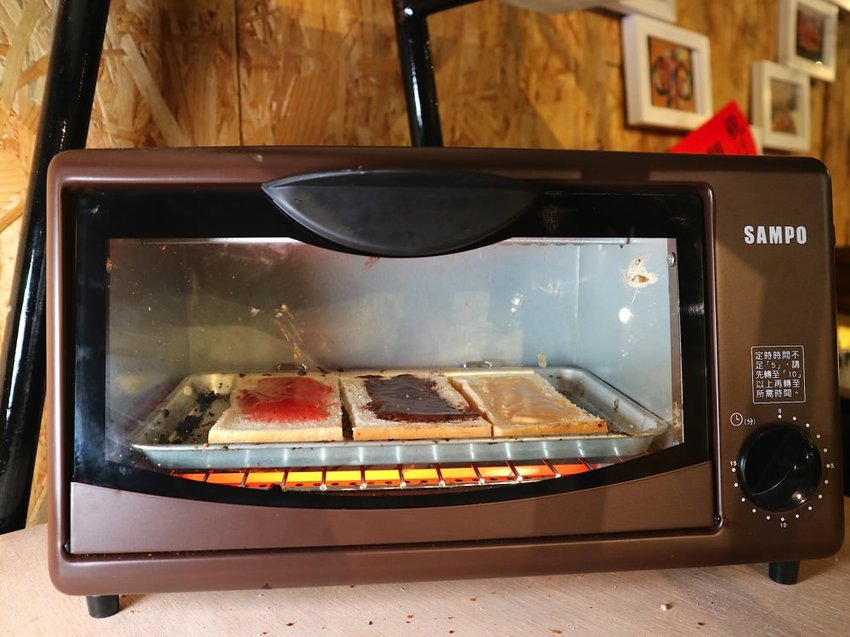 19號倉庫鐵板牛排 新新營店：台南新營店更新2.0版，迷你自助吧-濃湯.珍珠奶茶.生菜沙拉.吐司.可口可樂機吃到飽喝到飽，全新裝潢夢幻工業風好看又好拍｜台南新營聚餐餐廳.新營牛排館推薦 - 進食的巨鼠