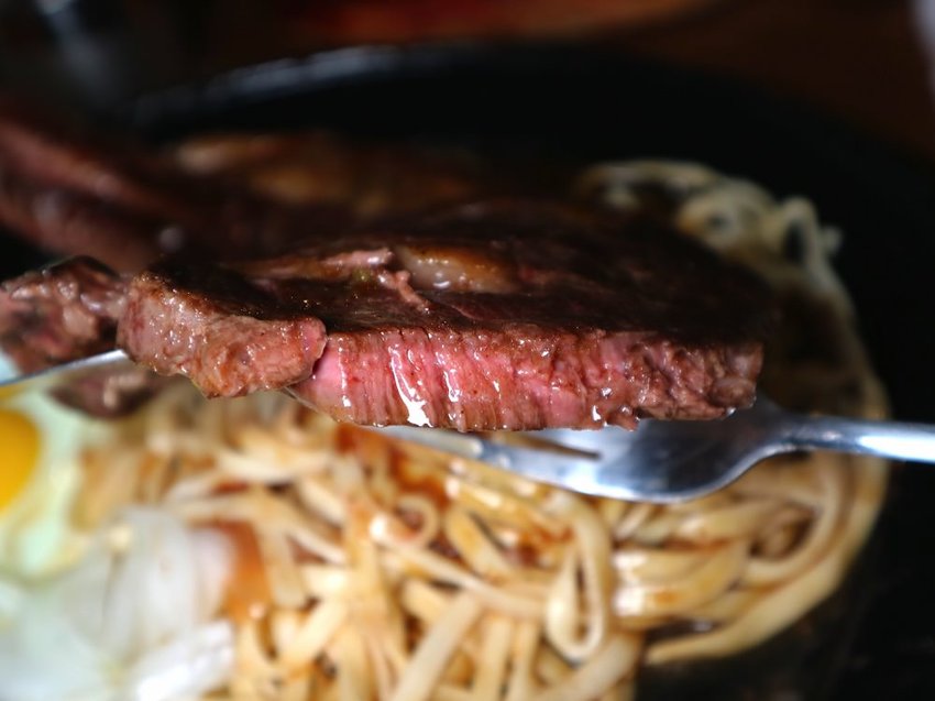 19號倉庫鐵板牛排 新新營店：台南新營店更新2.0版，迷你自助吧-濃湯.珍珠奶茶.生菜沙拉.吐司.可口可樂機吃到飽喝到飽，全新裝潢夢幻工業風好看又好拍｜台南新營聚餐餐廳.新營牛排館推薦 - 進食的巨鼠