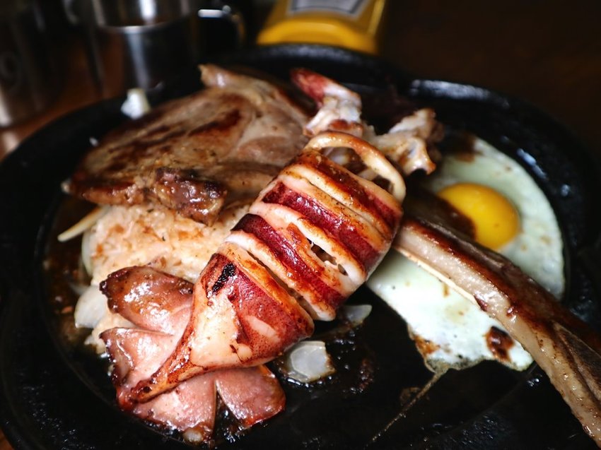 19號倉庫鐵板牛排 新新營店：台南新營店更新2.0版，迷你自助吧-濃湯.珍珠奶茶.生菜沙拉.吐司.可口可樂機吃到飽喝到飽，全新裝潢夢幻工業風好看又好拍｜台南新營聚餐餐廳.新營牛排館推薦 - 進食的巨鼠