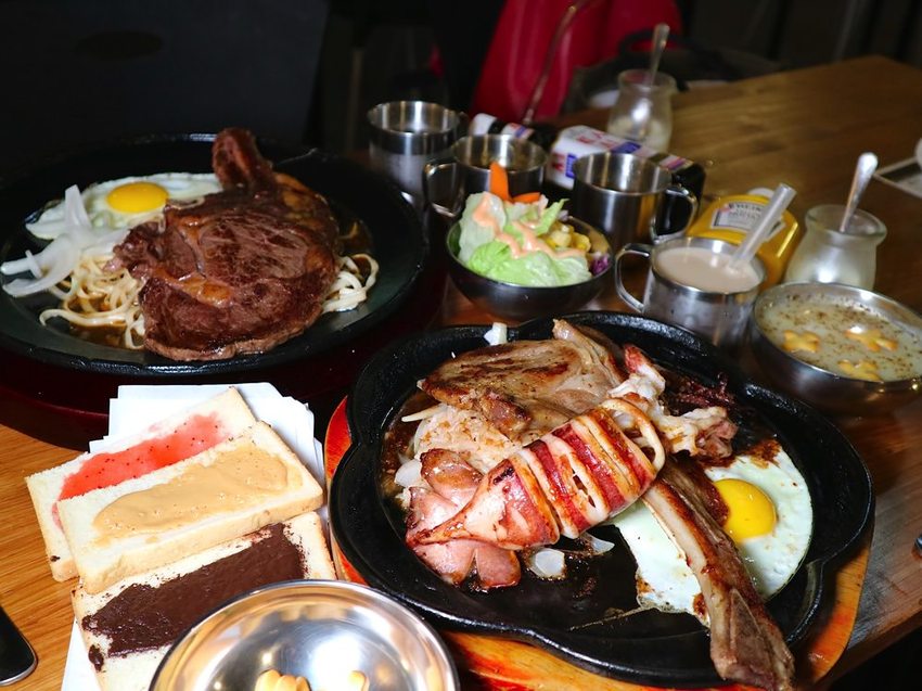 19號倉庫鐵板牛排 新新營店：台南新營店更新2.0版，迷你自助吧-濃湯.珍珠奶茶.生菜沙拉.吐司.可口可樂機吃到飽喝到飽，全新裝潢夢幻工業風好看又好拍｜台南新營聚餐餐廳.新營牛排館推薦 - 進食的巨鼠