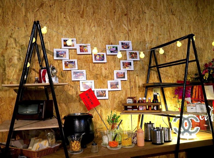 19號倉庫鐵板牛排 新新營店：台南新營店更新2.0版，迷你自助吧-濃湯.珍珠奶茶.生菜沙拉.吐司.可口可樂機吃到飽喝到飽，全新裝潢夢幻工業風好看又好拍｜台南新營聚餐餐廳.新營牛排館推薦 - 進食的巨鼠