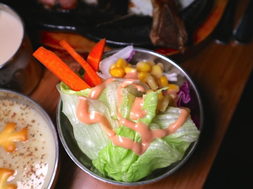 19號倉庫鐵板牛排 新新營店：台南新營店更新2.0版，迷你自助吧-濃湯.珍珠奶茶.生菜沙拉.吐司.可口可樂機吃到飽喝到飽，全新裝潢夢幻工業風好看又好拍｜台南新營聚餐餐廳.新營牛排館推薦 - 進食的巨鼠