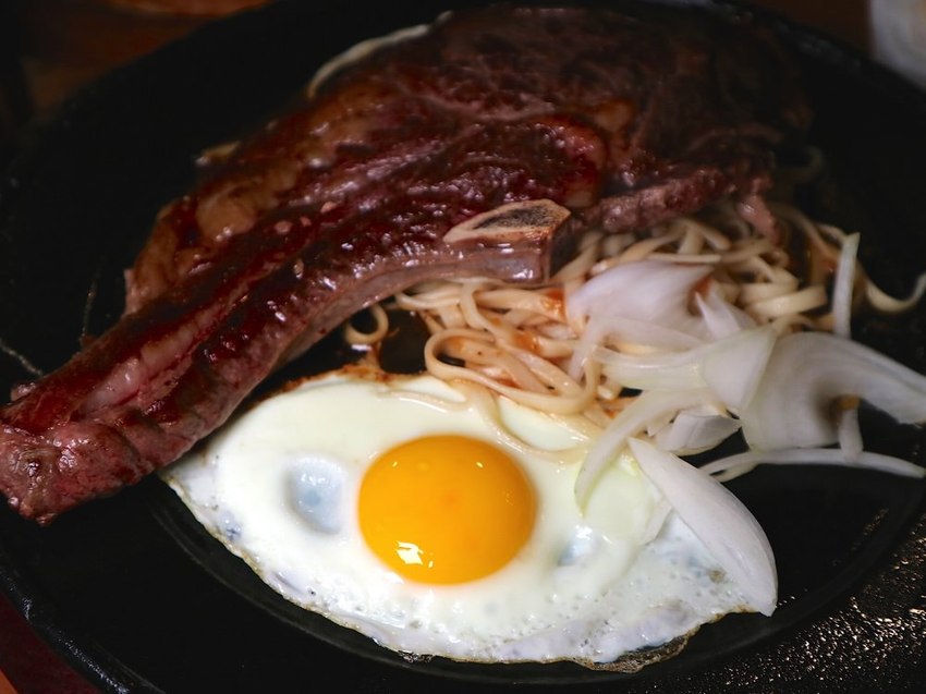 19號倉庫鐵板牛排 新新營店：台南新營店更新2.0版，迷你自助吧-濃湯.珍珠奶茶.生菜沙拉.吐司.可口可樂機吃到飽喝到飽，全新裝潢夢幻工業風好看又好拍｜台南新營聚餐餐廳.新營牛排館推薦 - 進食的巨鼠