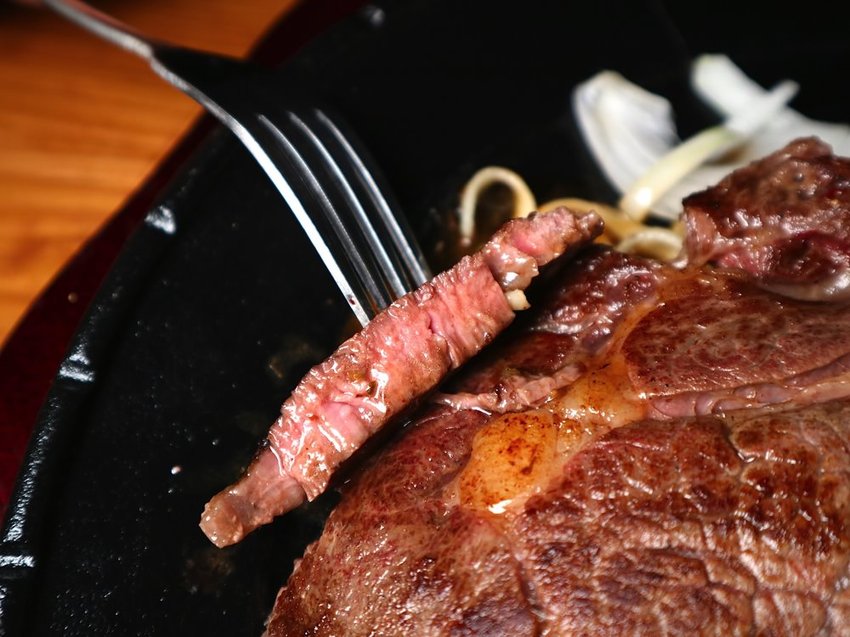 19號倉庫鐵板牛排 新新營店：台南新營店更新2.0版，迷你自助吧-濃湯.珍珠奶茶.生菜沙拉.吐司.可口可樂機吃到飽喝到飽，全新裝潢夢幻工業風好看又好拍｜台南新營聚餐餐廳.新營牛排館推薦 - 進食的巨鼠