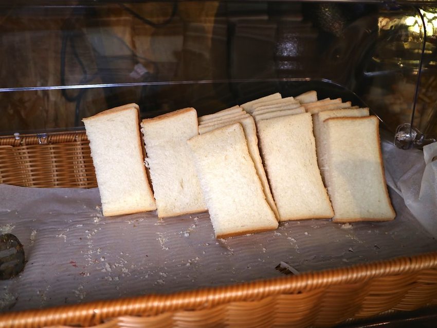 19號倉庫鐵板牛排 新新營店：台南新營店更新2.0版，迷你自助吧-濃湯.珍珠奶茶.生菜沙拉.吐司.可口可樂機吃到飽喝到飽，全新裝潢夢幻工業風好看又好拍｜台南新營聚餐餐廳.新營牛排館推薦 - 進食的巨鼠