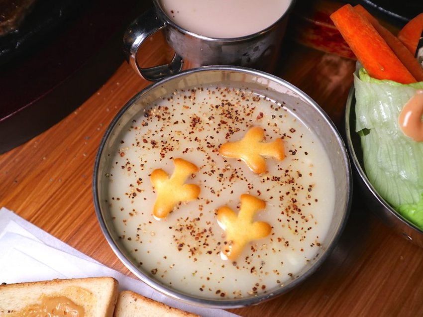 19號倉庫鐵板牛排 新新營店：台南新營店更新2.0版，迷你自助吧-濃湯.珍珠奶茶.生菜沙拉.吐司.可口可樂機吃到飽喝到飽，全新裝潢夢幻工業風好看又好拍｜台南新營聚餐餐廳.新營牛排館推薦 - 進食的巨鼠