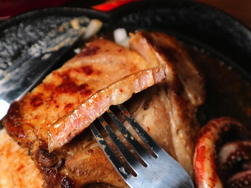 19號倉庫鐵板牛排 新新營店：台南新營店更新2.0版，迷你自助吧-濃湯.珍珠奶茶.生菜沙拉.吐司.可口可樂機吃到飽喝到飽，全新裝潢夢幻工業風好看又好拍｜台南新營聚餐餐廳.新營牛排館推薦 - 進食的巨鼠