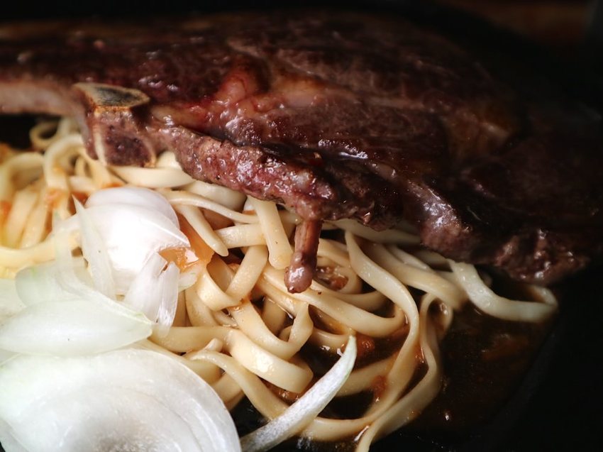 19號倉庫鐵板牛排 新新營店：台南新營店更新2.0版，迷你自助吧-濃湯.珍珠奶茶.生菜沙拉.吐司.可口可樂機吃到飽喝到飽，全新裝潢夢幻工業風好看又好拍｜台南新營聚餐餐廳.新營牛排館推薦 - 進食的巨鼠